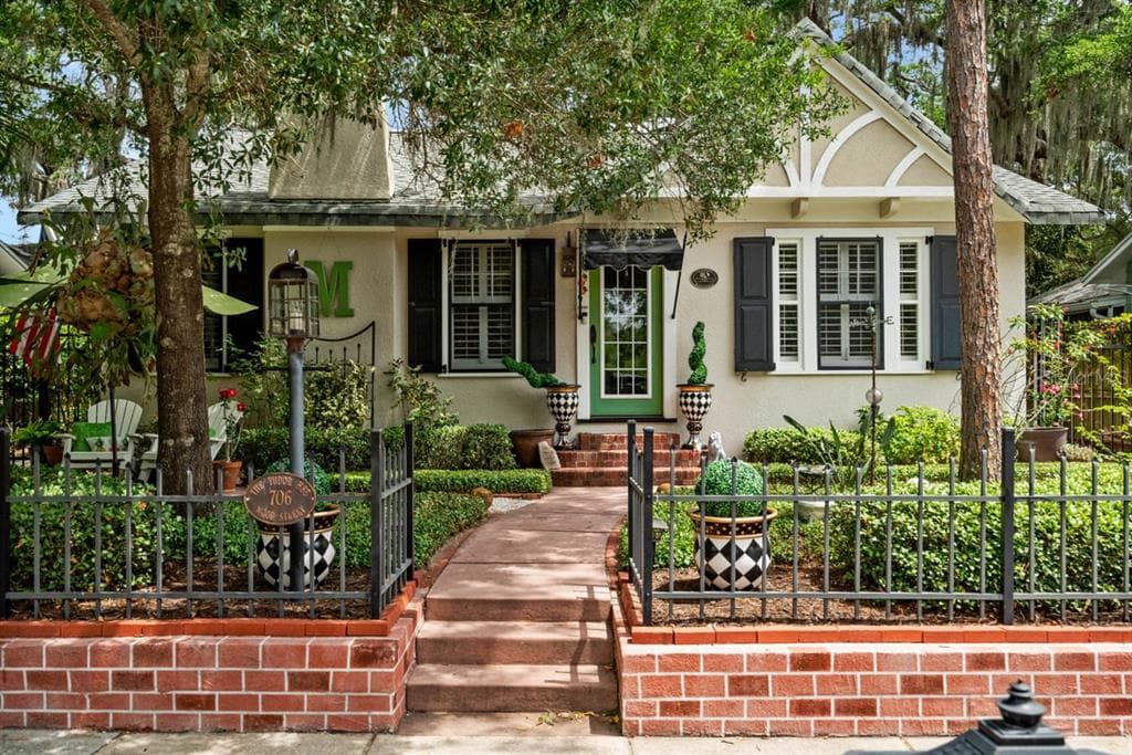 706 WOOD STREET DUNEDIN, FL 34698