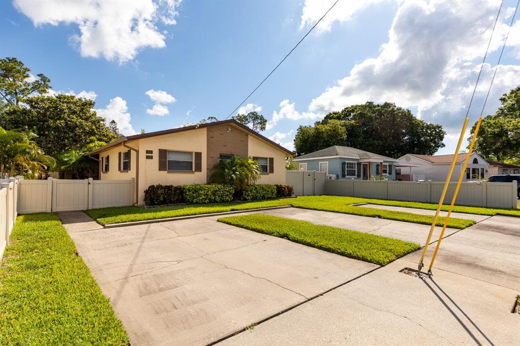 116 NE JEFFERSON CIRCLE N ST PETERSBURG, FL 33702