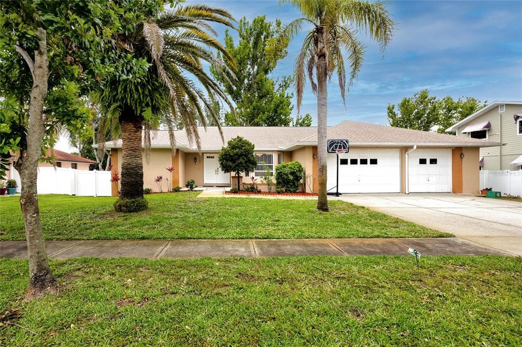 1025 JAMAICA WAY TARPON SPRINGS, FL 34689