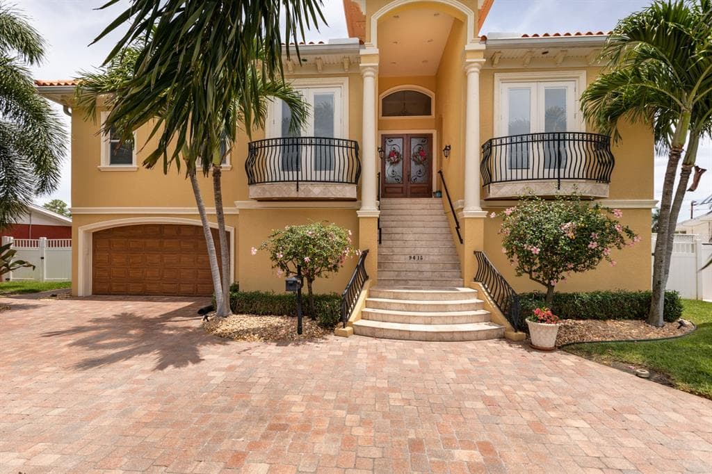 9415 TREASURE LANE NE ST PETERSBURG, FL 33702