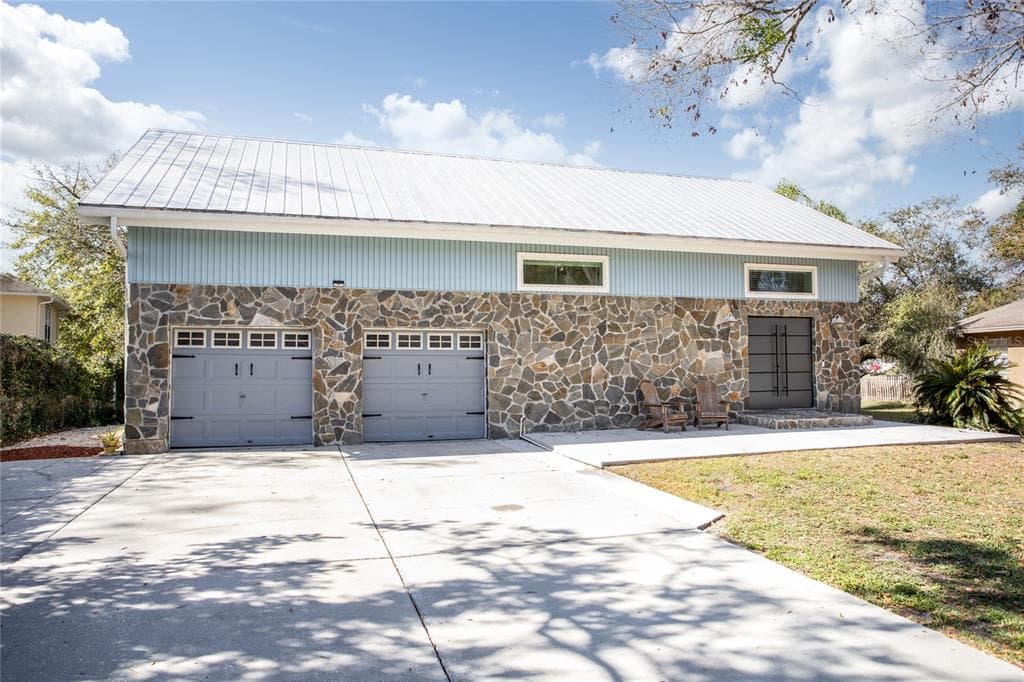 2445 GLENVIEW DRIVE