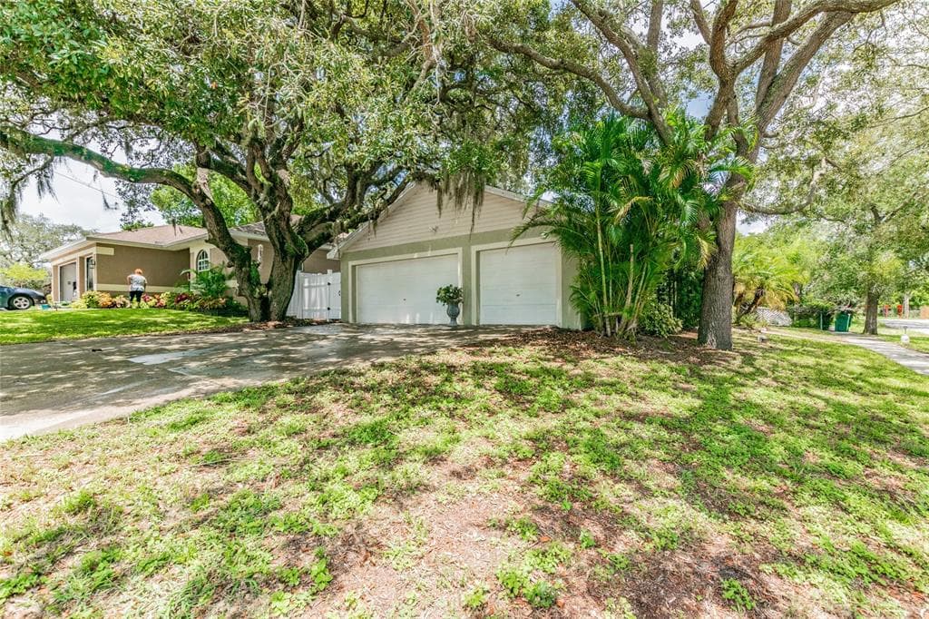 143 SUWANNEE AVENUE TARPON SPRINGS, FL 34689