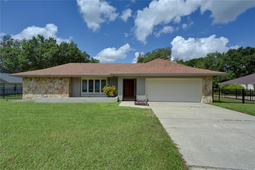 1305 CAMBRON DRIVE VALRICO, FL 33596
