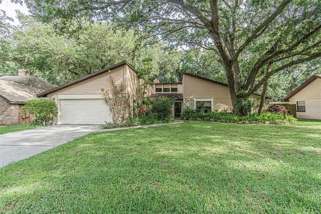 704 HIDDEN LAKE DRIVE BRANDON, FL 33511