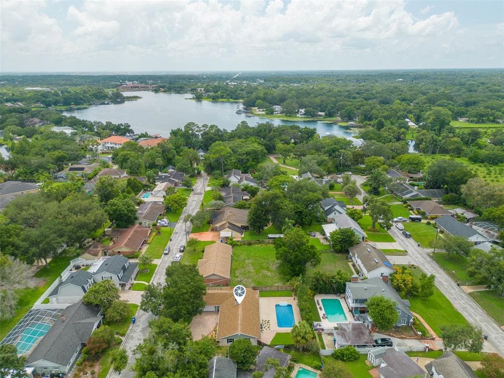 2811 KIMBERLY LANE TAMPA, FL 33618