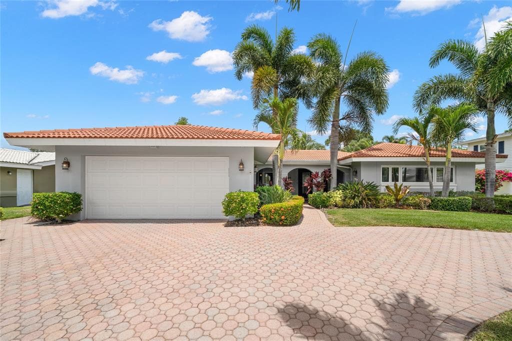 1052 EDEN ISLE DRIVE NE ST PETERSBURG, FL 33704