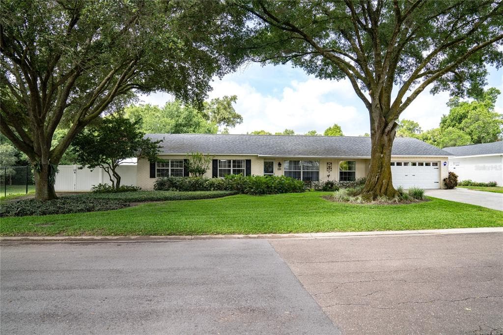 1521 HIGHCREST CIRCLE VALRICO, FL 33596