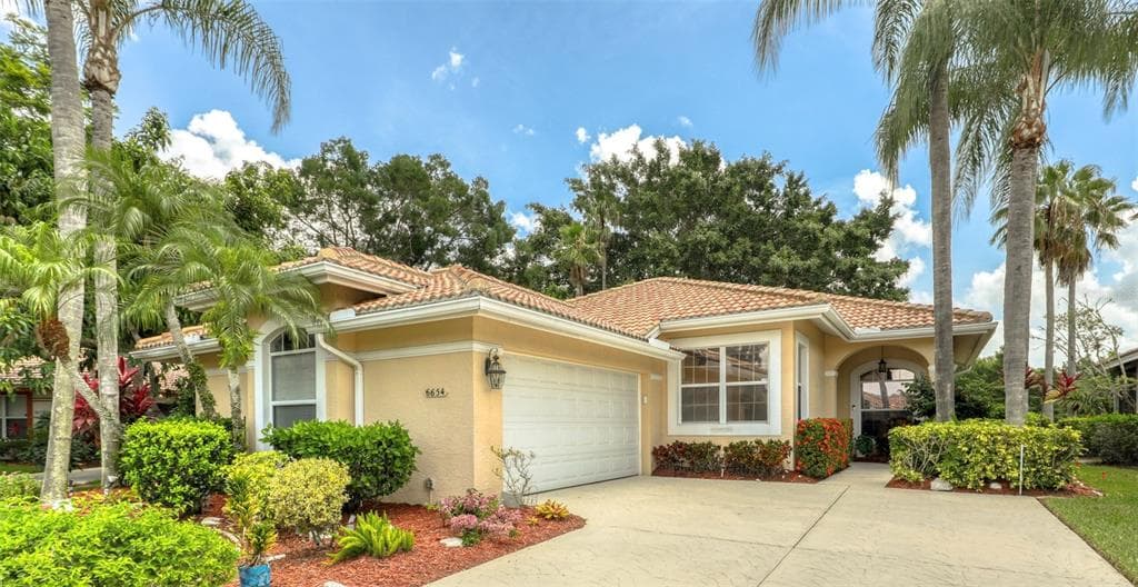 6654 OAKBROOKE CIRCLE BRADENTON, FL 34202