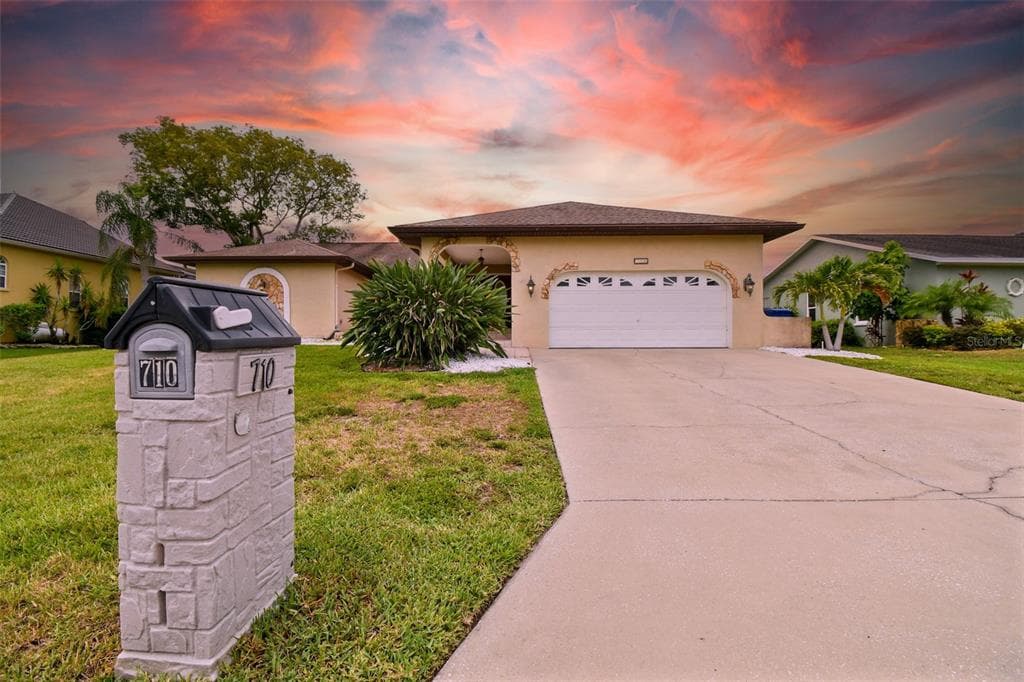 710 EAGLE LANE APOLLO BEACH, FL 33572
