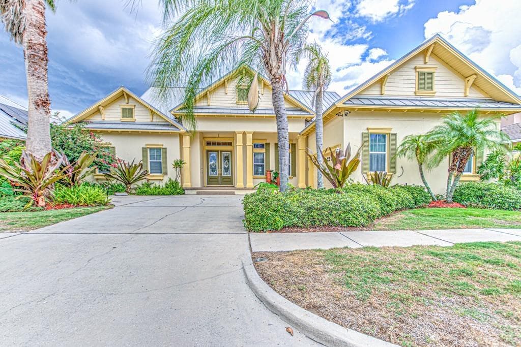 717 ISLEBAY DRIVE APOLLO BEACH, FL 33572