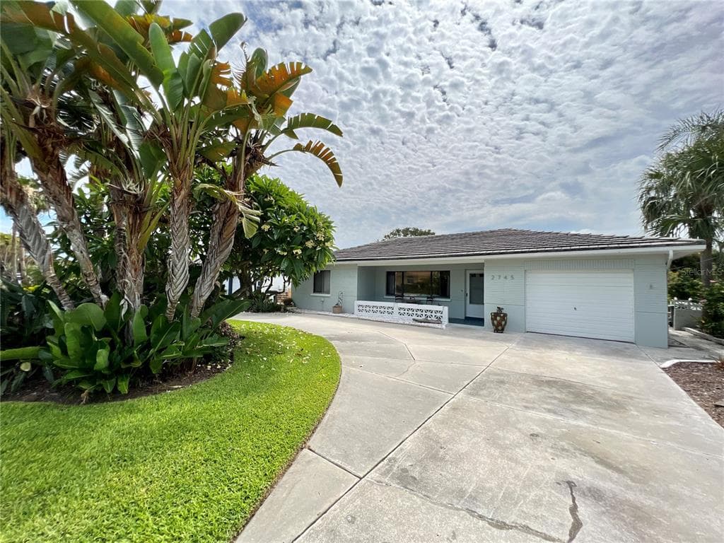 2745 HIBISCUS DRIVE W