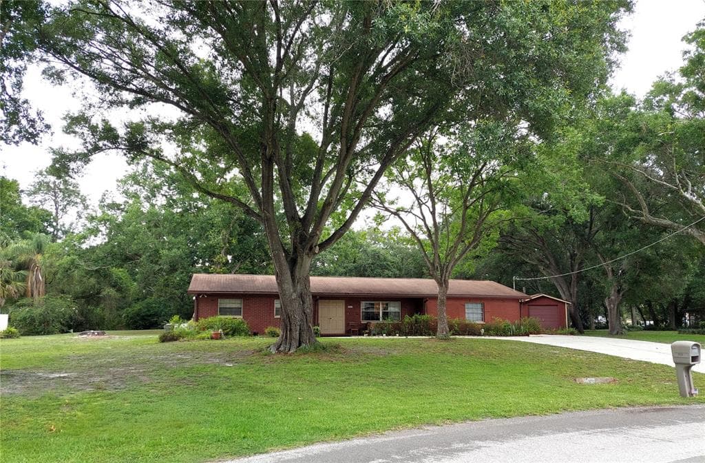 8215 CRENSHAW CIRCLE TAMPA, FL 33615