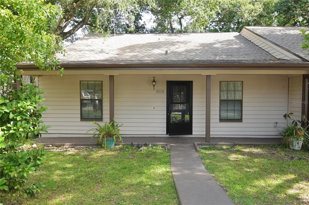 909 CANDLEBROOK LANE BROOKSVILLE, FL 34601