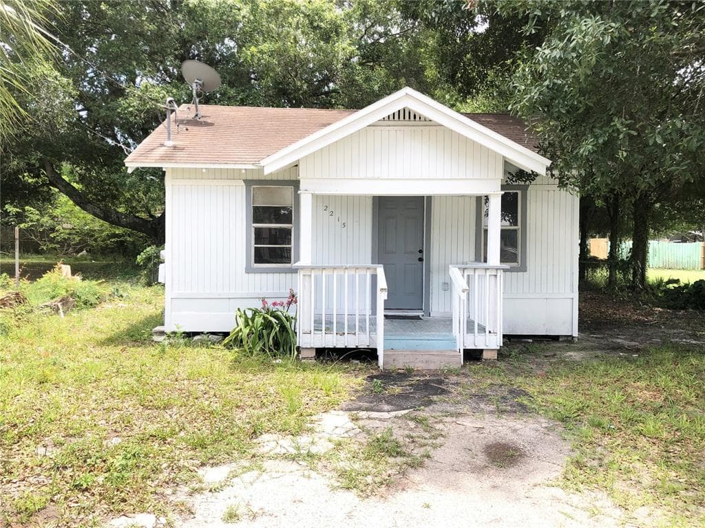 2215 E NORTH BAY STREET TAMPA, FL 33610