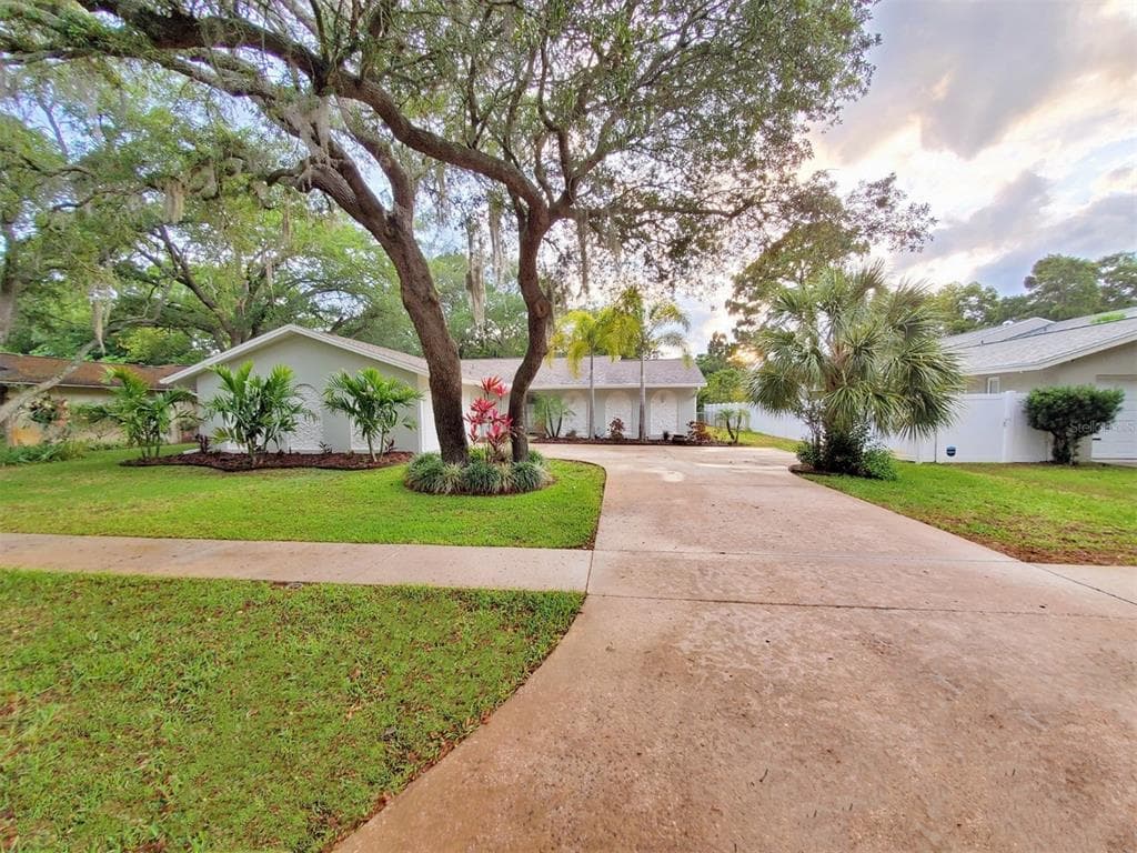 423 WAYFARER COURT TARPON SPRINGS, FL 34689