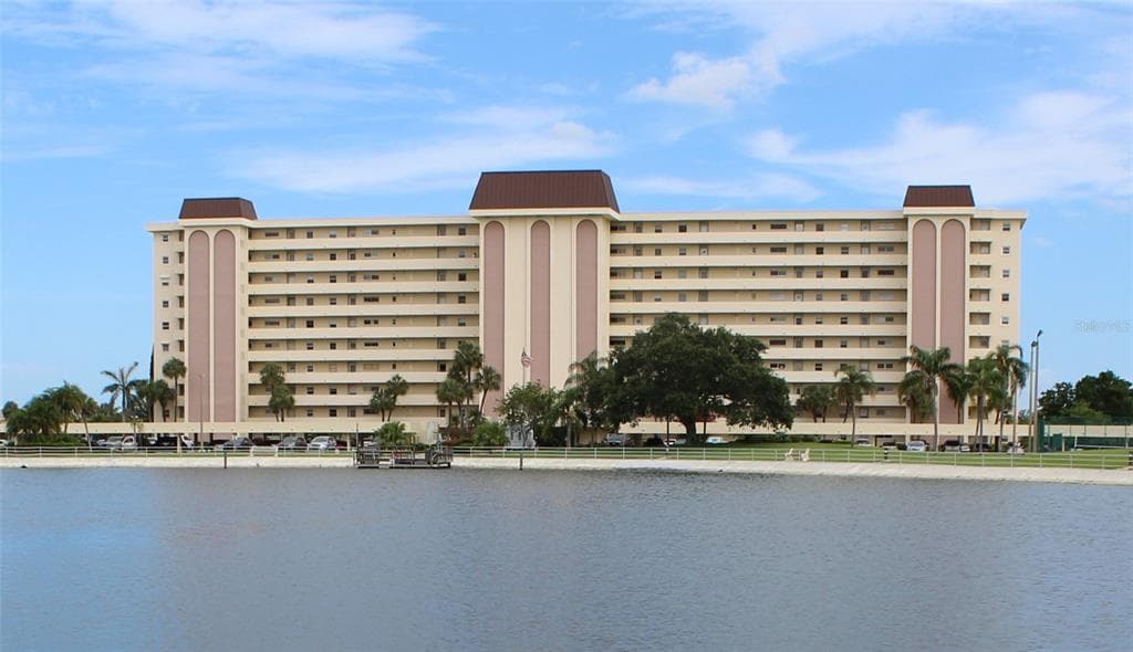 4725 COVE CIRCLE UNIT 811 ST PETERSBURG, FL 33708