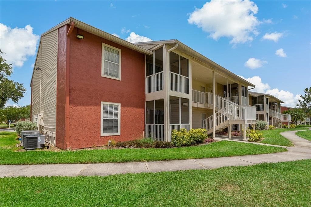 209 LAKE BROOK CIRCLE UNIT 105 BRANDON, FL 33511
