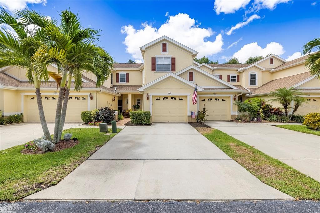 609 SPRING LAKE CIRCLE TARPON SPRINGS, FL 34688