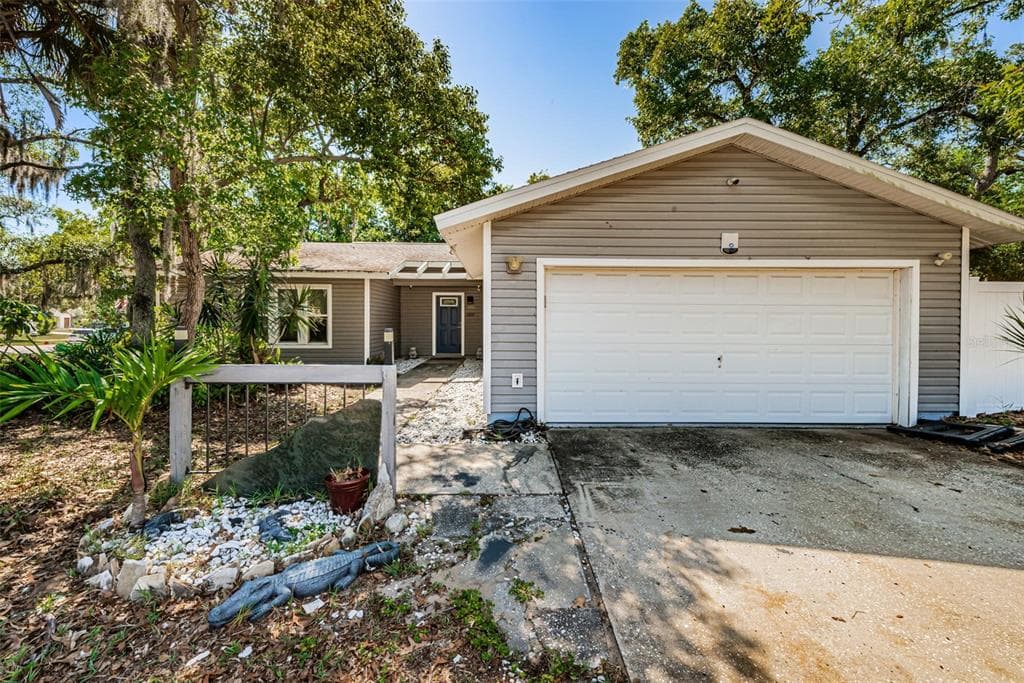 1300 GULFVIEW WOODS LANE TARPON SPRINGS, FL 34689