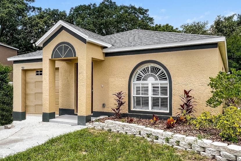 910 LAKE SHORE RANCH DRIVE SEFFNER, FL 33584