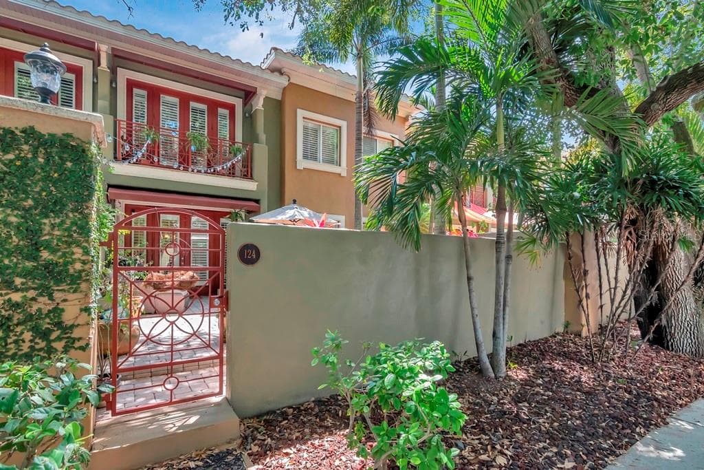 4907 BAYSHORE BOULEVARD UNIT 124 TAMPA, FL 33611