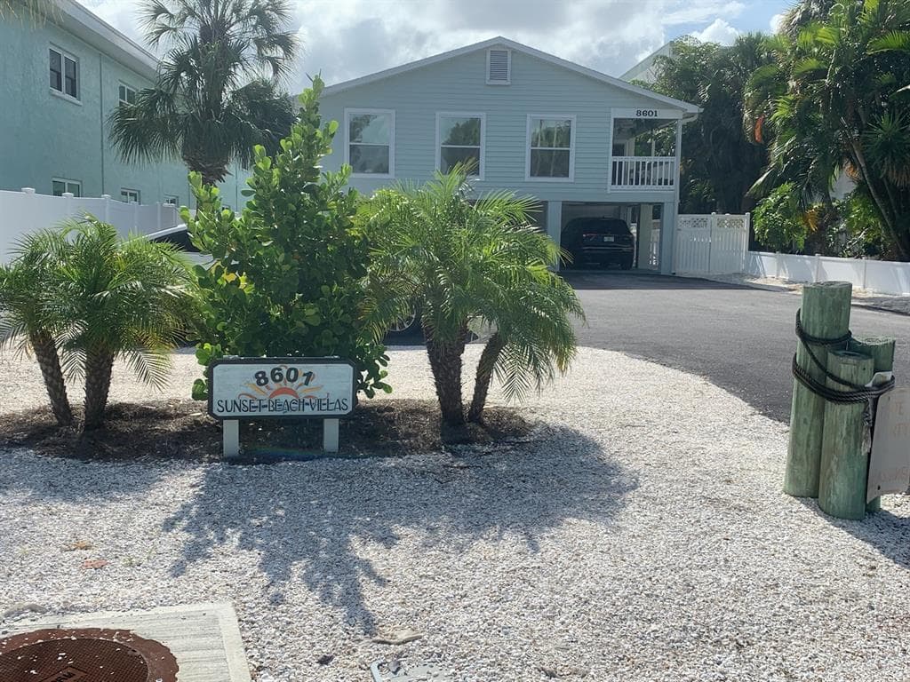 8601 E BAY DRIVE UNIT 2 TREASURE ISLAND, FL 33706