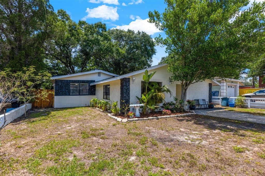 10418 N PAWNEE AVENUE TAMPA, FL 33617
