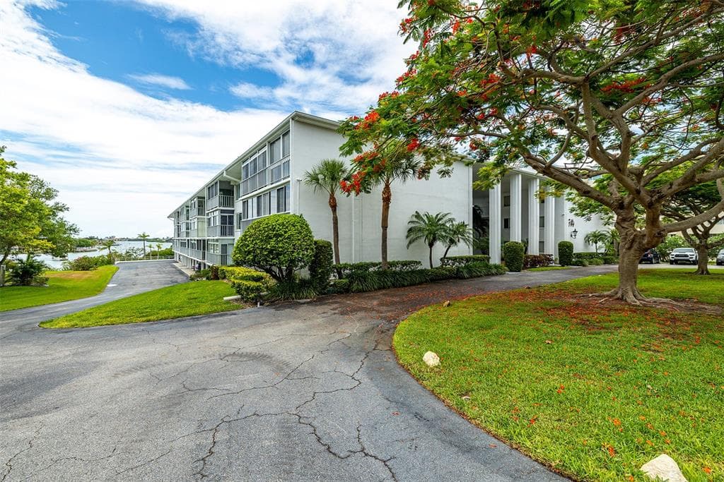 50 HARBOR VIEW LANE UNIT 28 BELLEAIR BLUFFS, FL 33770