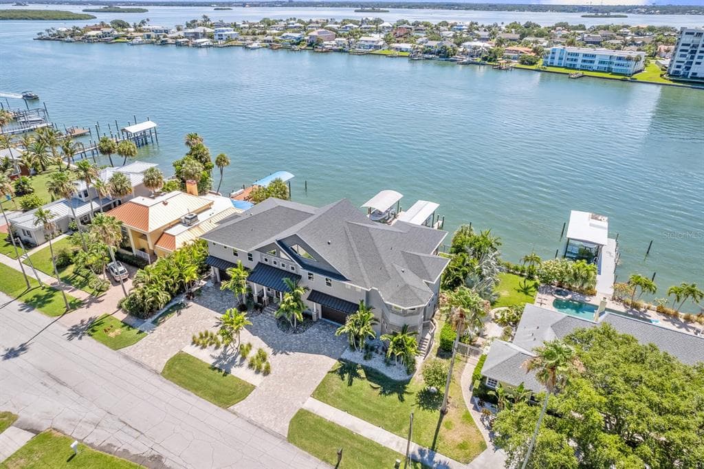 781 BAY ESPLANADE CLEARWATER, FL 33767