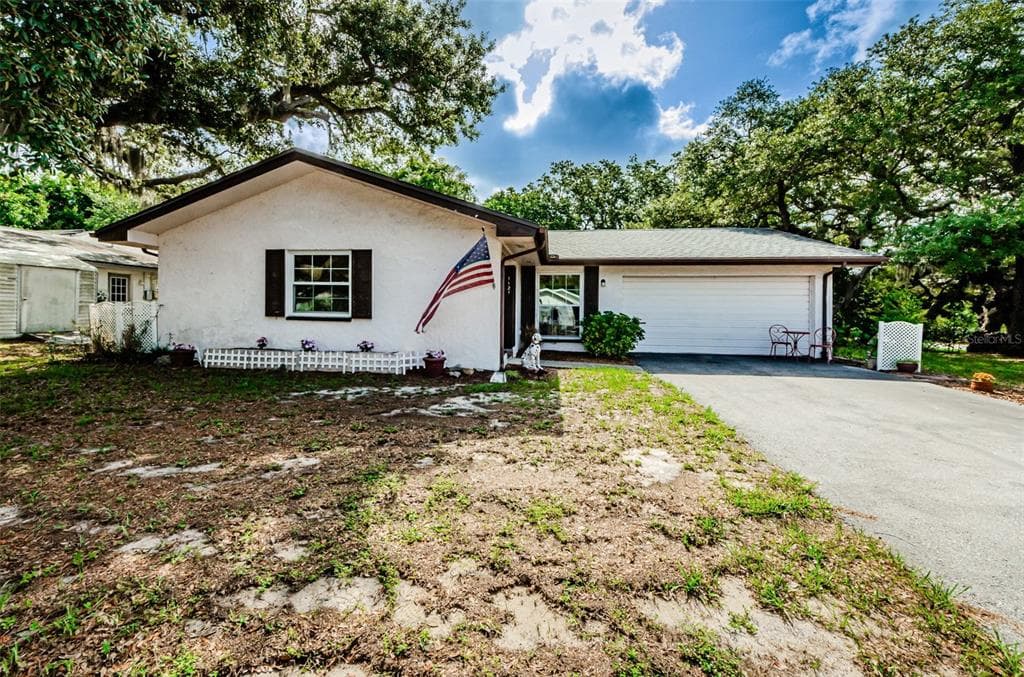 1121 GULF OAKS DRIVE TARPON SPRINGS, FL 34689