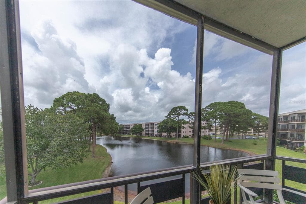 7975 58TH AVENUE N UNIT 302 ST PETERSBURG, FL 33709