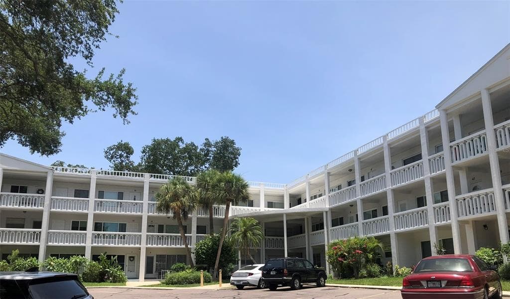 2021 AUSTRALIA WAY W UNIT 61 CLEARWATER, FL 33763