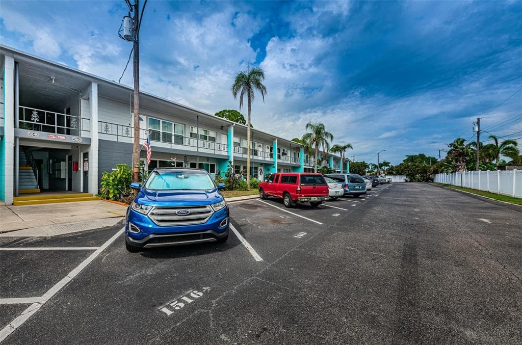 5860 43RD TERRACE N UNIT 1515 KENNETH CITY, FL 33709