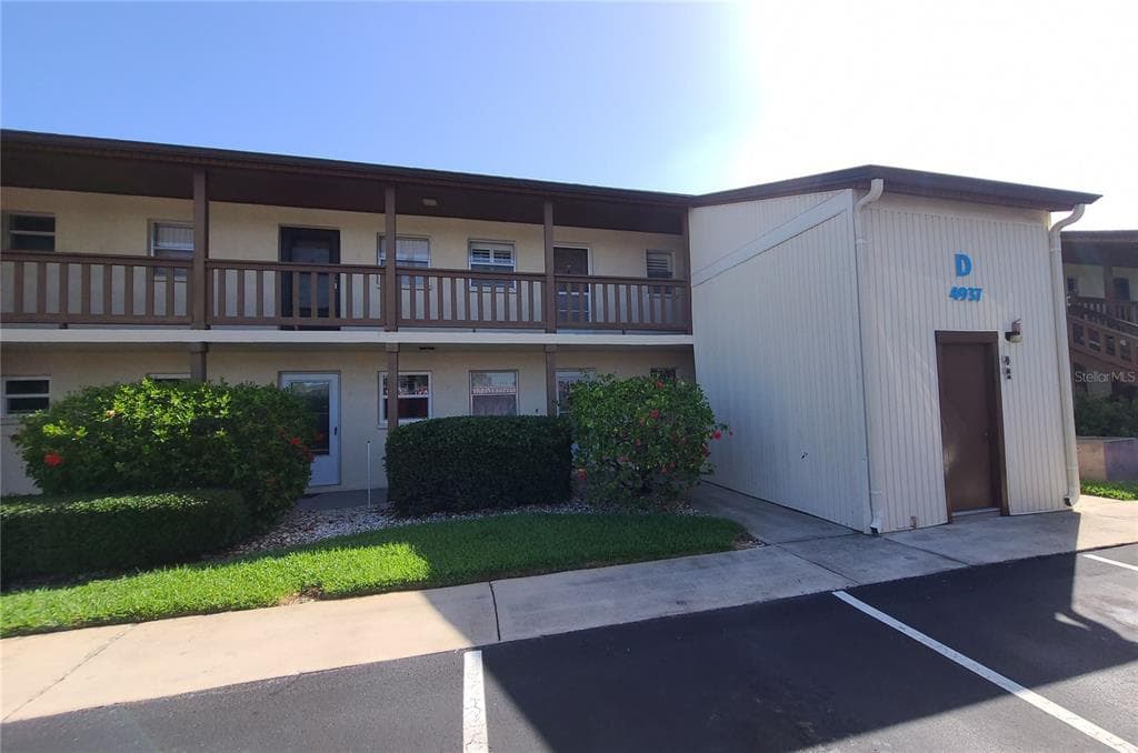 4937 MARINE PARKWAY UNIT 204 NEW PORT RICHEY, FL 34652