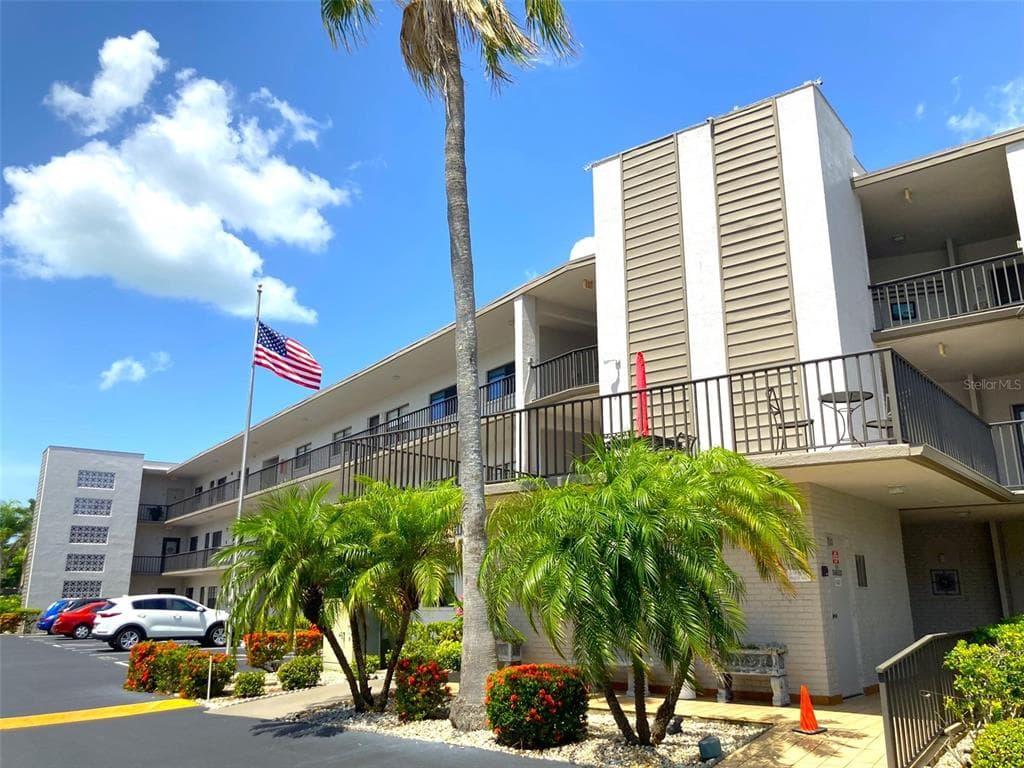 7941 58TH AVENUE N UNIT 103 ST PETERSBURG, FL 33709