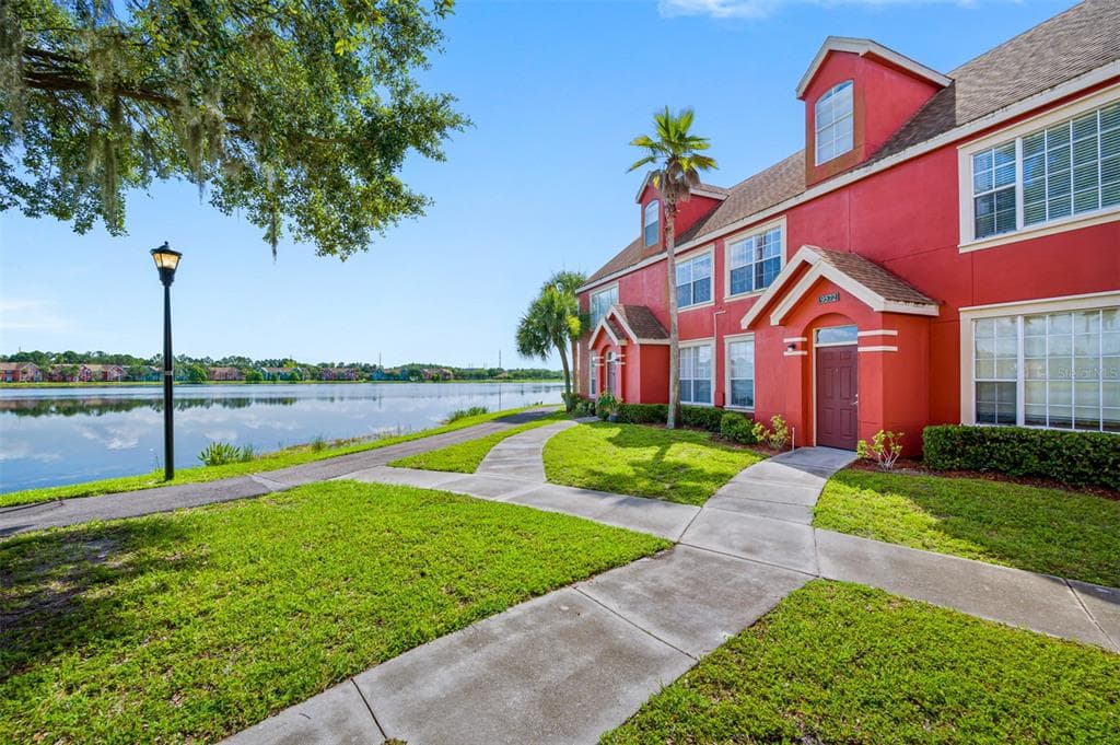 9570 LAKE CHASE ISLAND WAY UNIT 9570 TAMPA, FL 33626