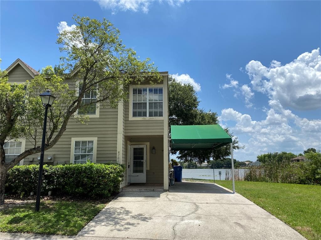 8701 LAKE PLACE LANE TAMPA, FL 33634