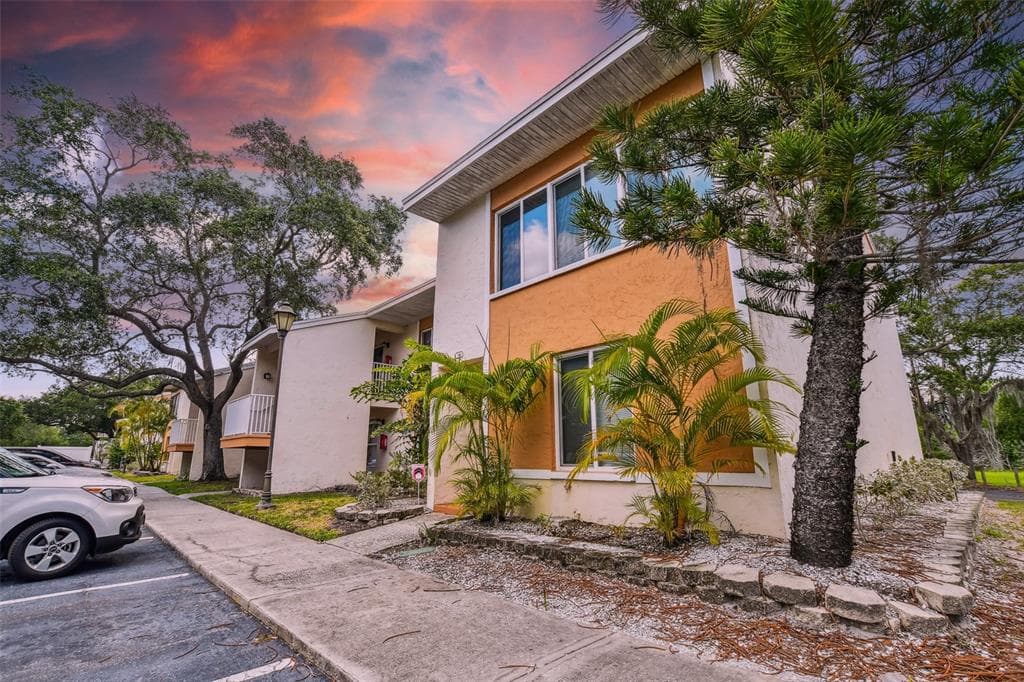 794 100TH AVENUE N UNIT 201 ST PETERSBURG, FL 33702