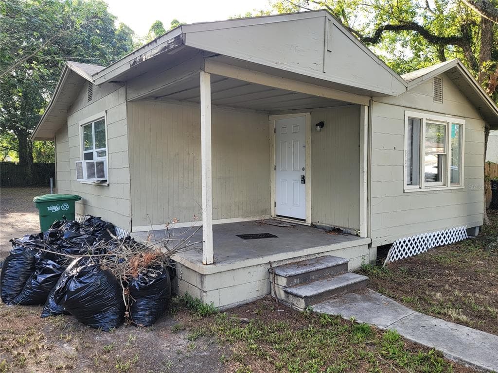 8704 N BROOKS STREET TAMPA, FL 33604