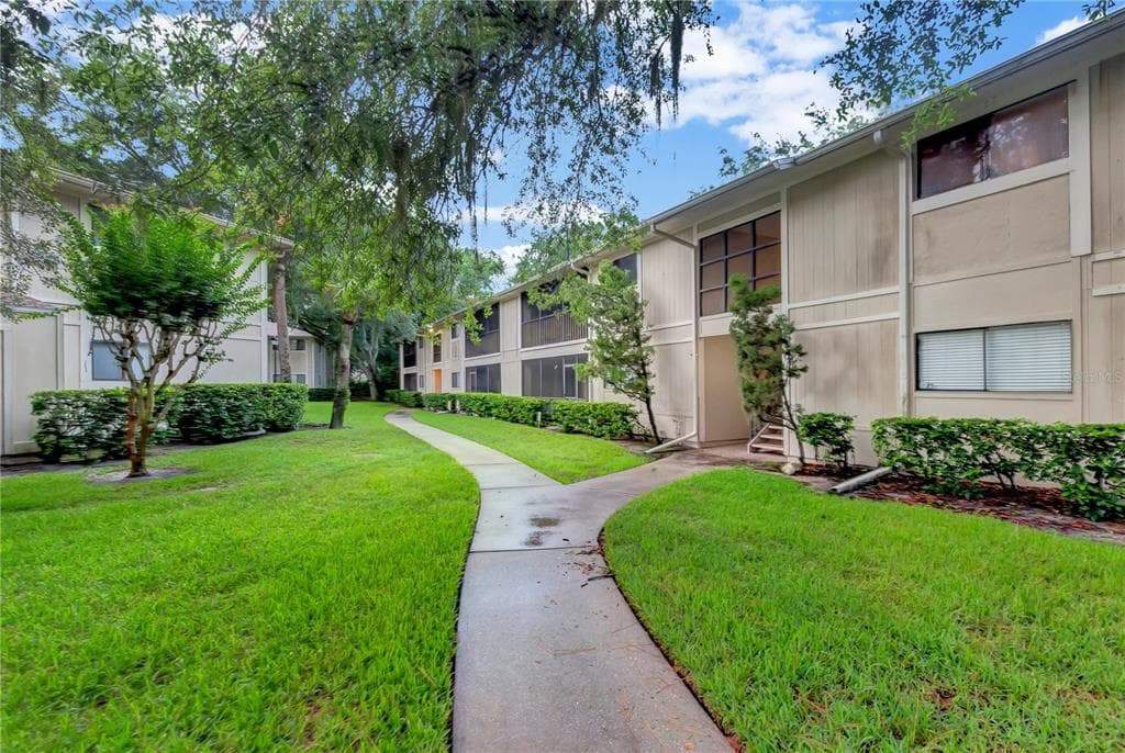 6010 LAKETREE LANE UNIT P TEMPLE TERRACE, FL 33617