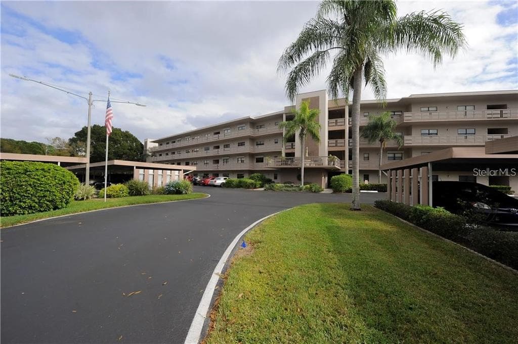 8199 TERRACE GARDEN DRIVE N UNIT 114 ST PETERSBURG, FL 33709