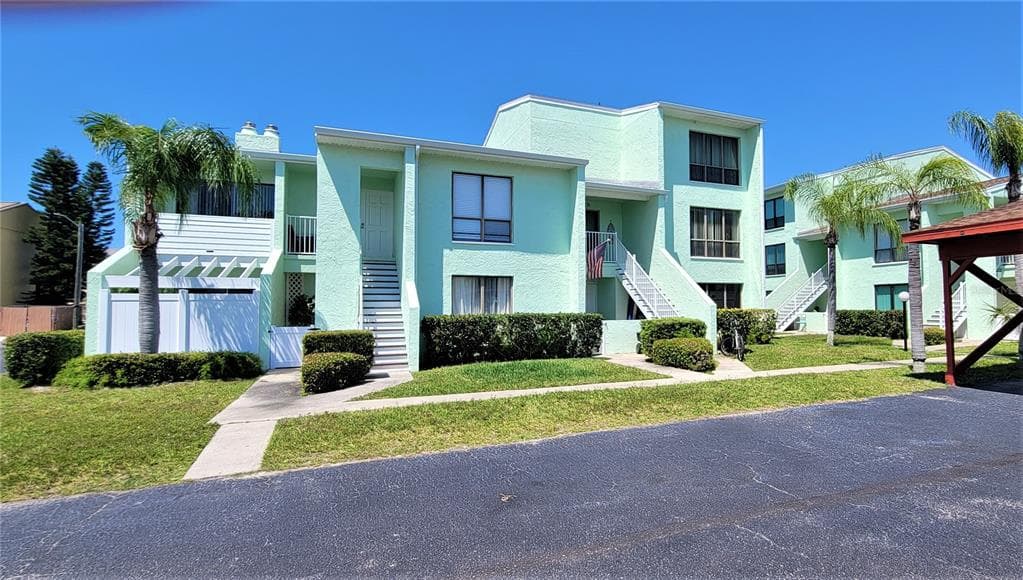 1 WINDRUSH BOULEVARD UNIT 32 INDIAN ROCKS BEACH, FL 33785