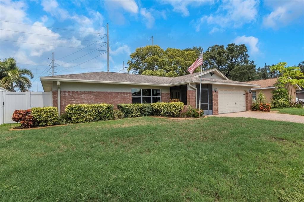 8633 PINETREE DRIVE W