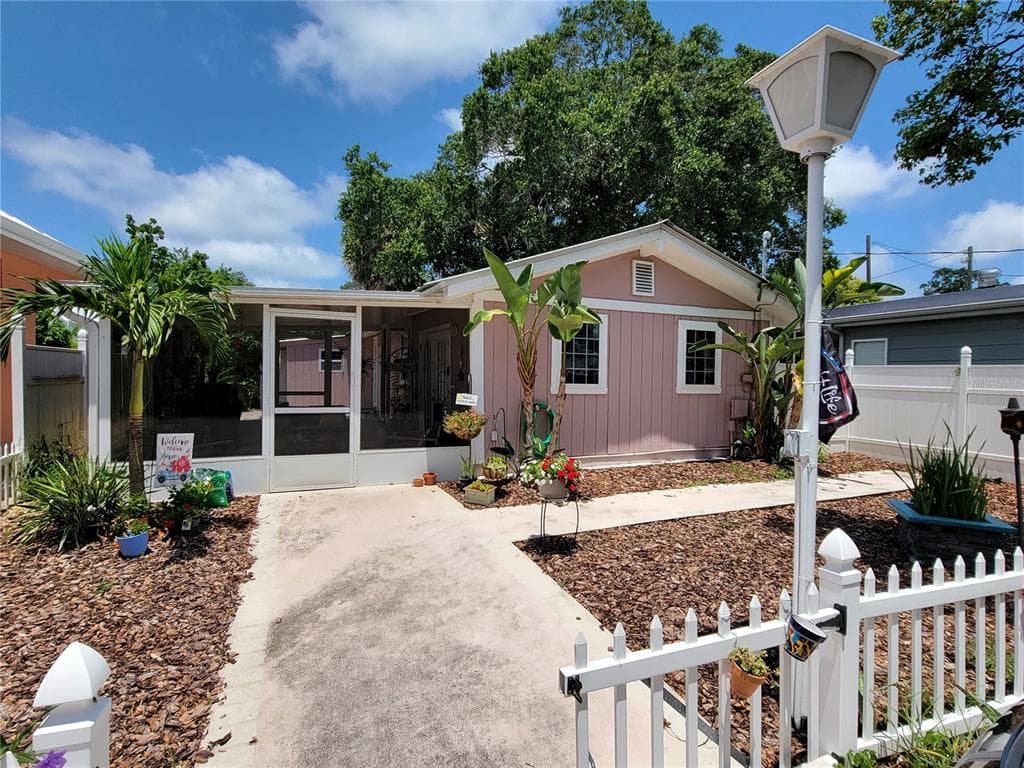 123 N SAFFORD AVENUE TARPON SPRINGS, FL 34689