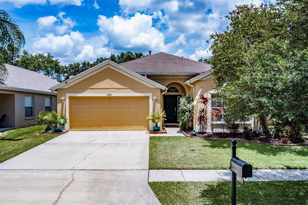 2420 AMBERSIDE WAY WESLEY CHAPEL, FL 33544