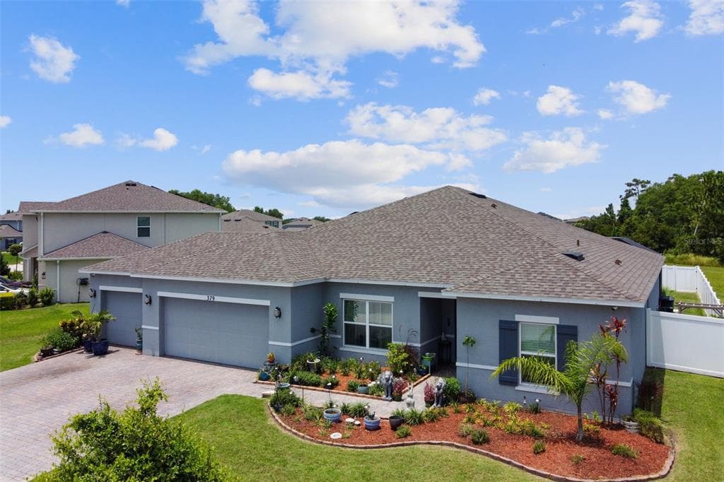 379 BLUE LAKE CIRCLE KISSIMMEE, FL 34758