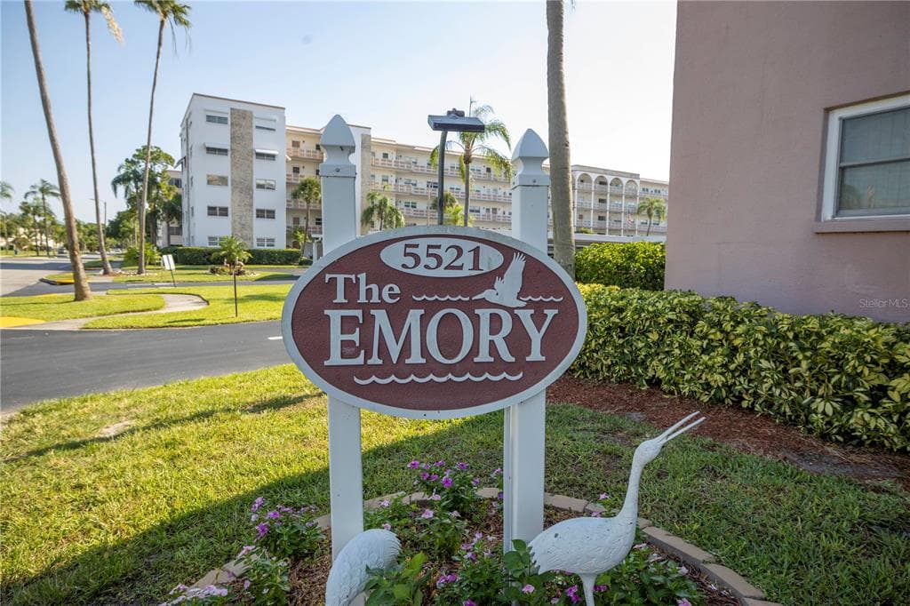 5521 80TH STREET N UNIT 405 ST PETERSBURG, FL 33709