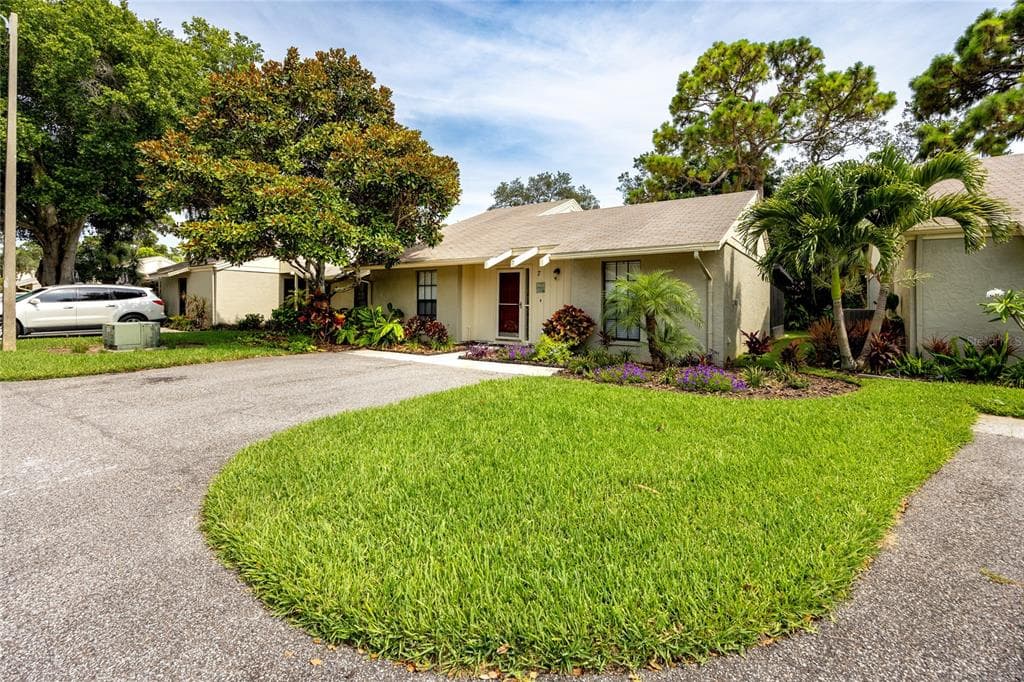 7 WINDRUSH BAY DR TARPON SPRINGS, FL 34689