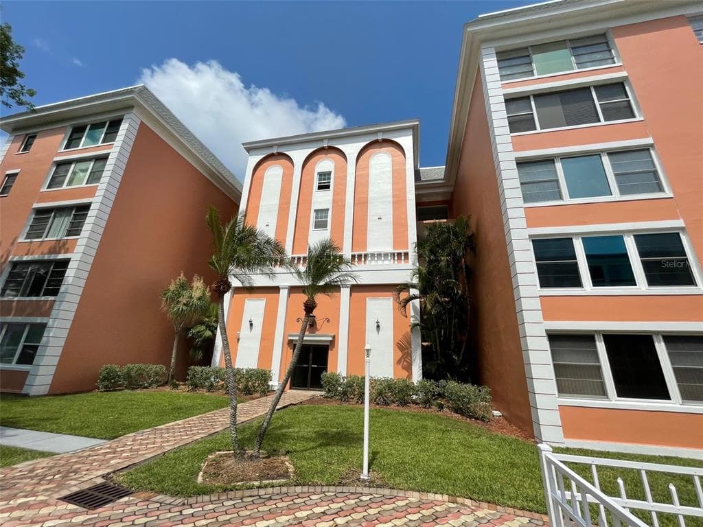 6960 20TH AVENUE N UNIT 504 ST PETERSBURG, FL 33710