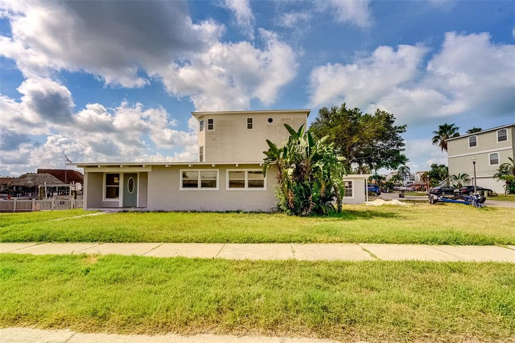 191 175TH AVENUE E REDINGTON SHORES, FL 33708